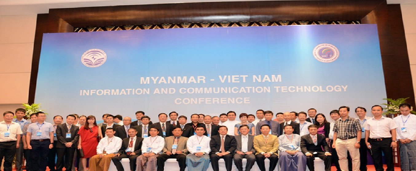 Bộ trưởng Nguyễn Bắc Son chụp ảnh lưu niệm cùng các đại biểu tại diễn đàn
