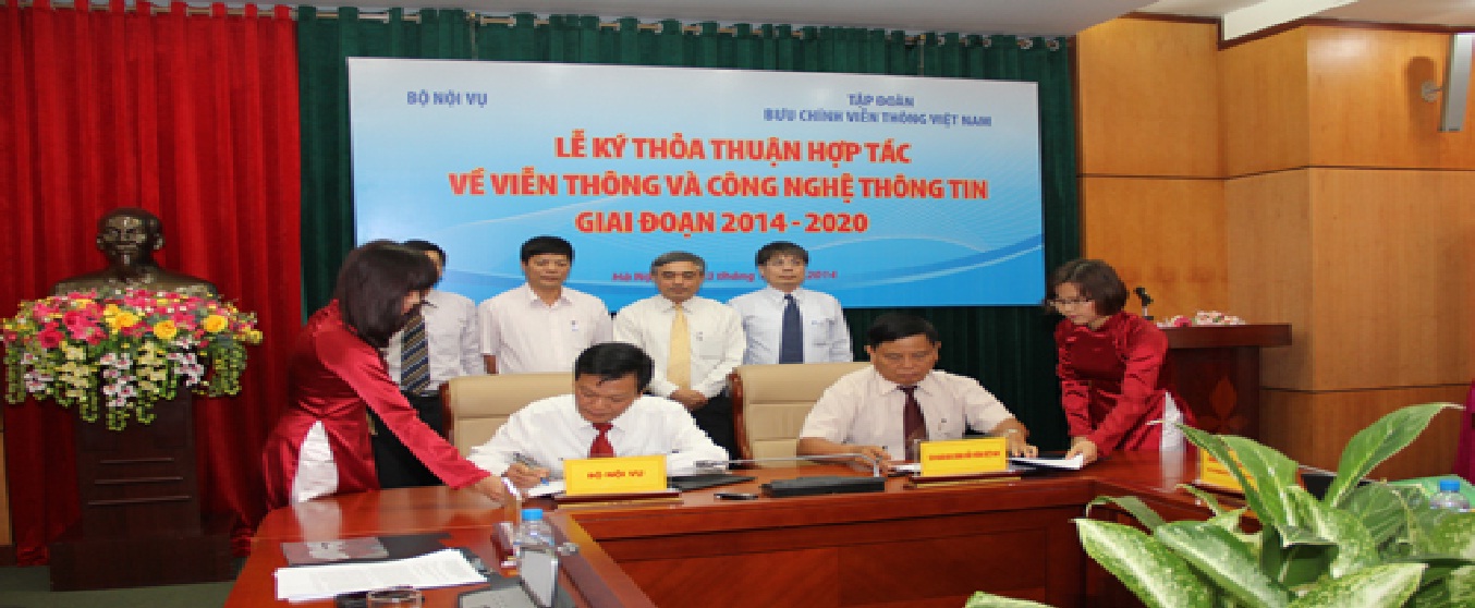 Thứ trưởng Bộ Nội vụ Nguyễn Duy Thăng và Chủ tịch Hội đồng thành viên Tập đoàn VNPT Phạm Long Trận ký kết thỏa thuận hợp tác chiến lược về viễn thông, công nghệ thông tin