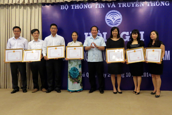 Thứ trưởng Trương Minh Tuấn trao tặng Bằng khen của Bộ trưởng Bộ TT&TT cho 07 đơn vị xuất sắc