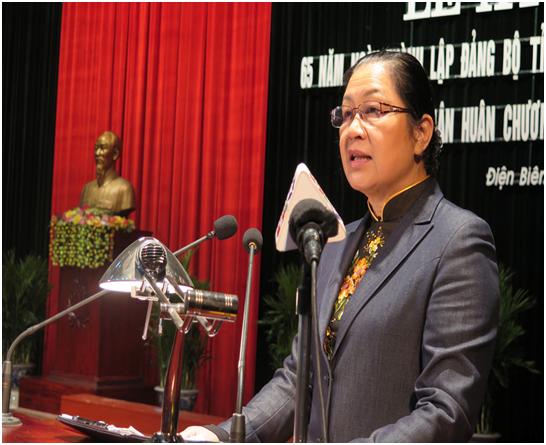 Đồng chí Lò Mai Trinh, Ủy viên Trung ương Đảng, Bí thư Tỉnh ủy đọc diễn văn kỷ niệm tại buổi lễ.