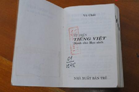 Mới đây, Cục Xuất bản, In và Phát hành đã có 4 quyết định thu hồi và tiêu hủy 4 cuốn Từ điển tiếng Việt của tác giả Vũ Chất vì có nội dung không chính xác, gây ảnh hưởng không tốt cho xã hội. Ảnh: Internet.