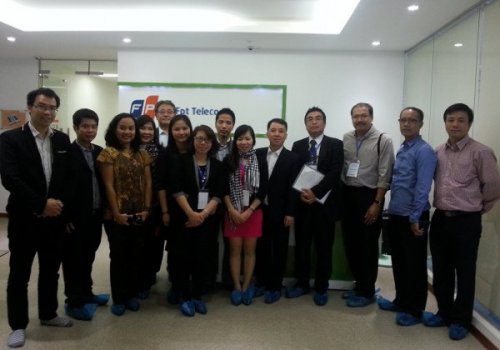 Các đại biểu đi thăm Trung tâm dữ liệu của Công ty viễn thông FPT