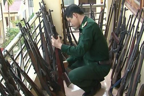 Bộ đội Biên phòng Điện Biên đã vận động nhân dân tự giác giao nộp hàng nghìn súng tự tạo  và súng quân dụng. Ảnh: Anh Dũng - Kà Tiến