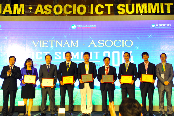 Phó Tổng giám đốc VNPT Phạm Đức Long (thứ ba từ trái sang) nhận kỷ niệm chương từ BTC Diễn đàn ASOCIO.