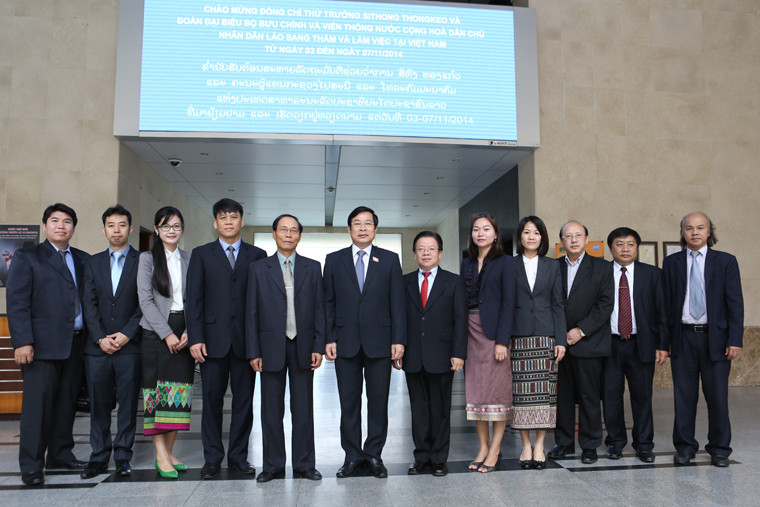 Bộ trưởng Nguyễn Bắc Son chụp ảnh lưu niệm với Đoàn công tác Bộ Bưu chính và Viễn thông Lào