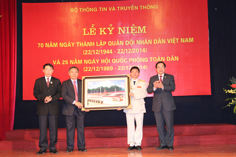 Bộ trưởng Nguyễn Bắc Son trao tặng bức ảnh lưu niệm cho Ban Chấp hành Hội cựu Chiến binh Bộ TT&TT