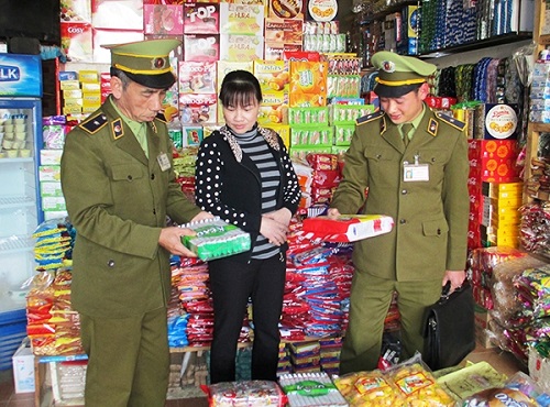 Đội Quản lý thị trường số 2 Tuần Giáo kiểm tra cửa hàng kinh doanh bánh kẹo tại khu vực thị trấn. (Ảnh: baodienbienphu.com.vn).
