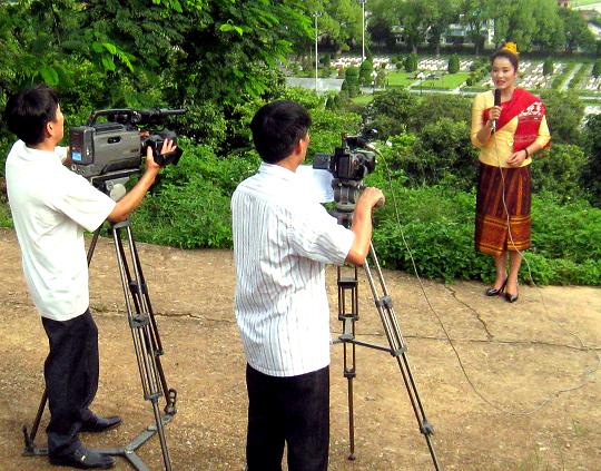 PV Đài TT - TH huyện Điện Biên thực hiện chương trình truyền hình tiếng dân tộc cộng tác với Đài PT - TH tỉnh. Ảnh: Kiều Trang