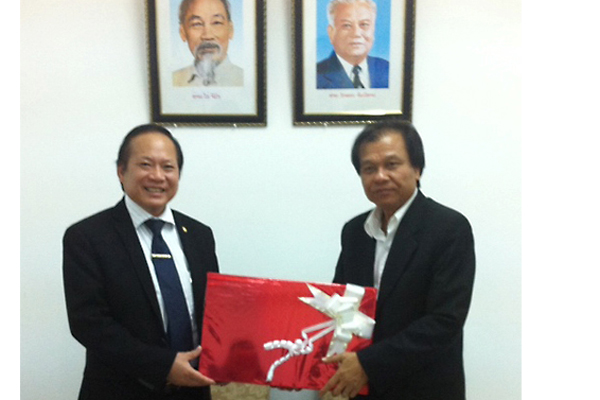 Thứ trưởng Trương Minh Tuấn trao tặng cho Viện Thông tin Văn hóa Lào 15 bộ máy tính xách tay