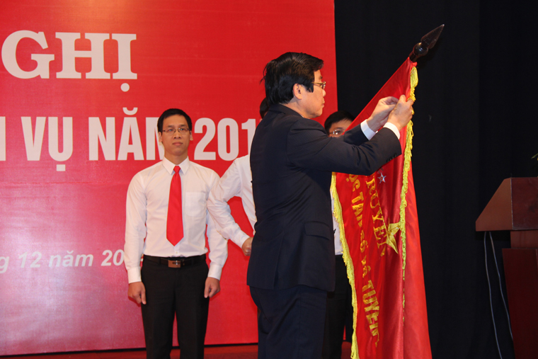 Bộ trưởng Nguyễn Bắc Son gắn Huân chương Độc lập hạng Ba lên lá cờ truyền thống của Cục Tần số vô tuyến điện