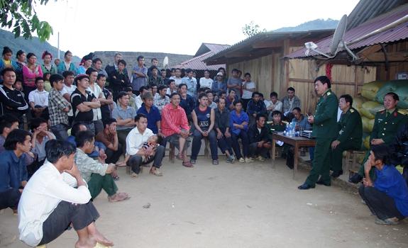 Đại tá Mùa A Lồng Phó Chỉ huy trưởng Bộ CHQS tỉnh Điện Biên tuyên truyền bà con nhân dân xã Mường Toong (huyện Mường nhé)về thực hiện dự án di dân ra biên giới. Ảnh: Đức Hạnh
