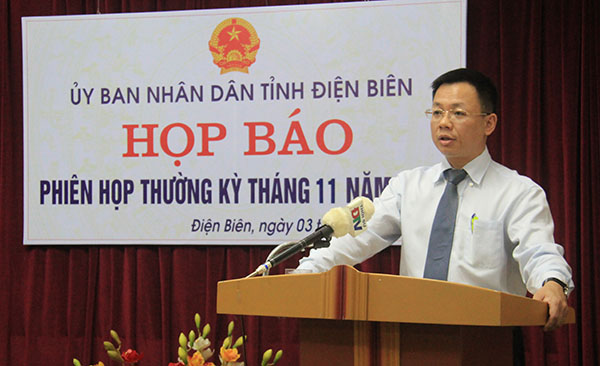 Đồng chí Trần Thanh Hà, Chánh văn phòng UBND tỉnh giải đáp các vấn đề báo chí quan tâm. Ảnh: An Biên