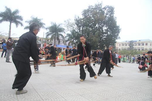 Múa Khèn mông trong lễ hội Tuần Văn hóa du lịch Điện Biên lần thứ 2 năm 2013. Ảnh: Quỳnh Trang