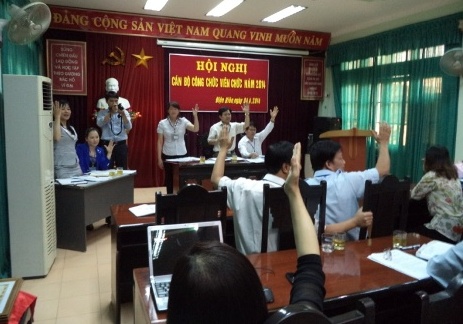 Đoàn viên Công đoàn Sở Thông tin và Truyền thông tỉnh Điện Biên biểu quyết tại Hội nghị Cán bộ, công chức, viên chức năm 2014 (ảnh: Châu Loan).