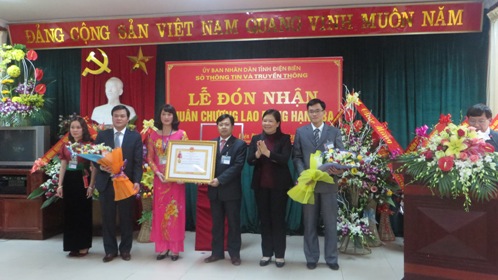 Thừa ủy quyền của Chủ tịch nước, đồng chí Giàng Thị Hoa - Tỉnh ủy viên, Phó Chủ tịch HĐND tỉnh trao tặng huân chương lao động hạng ba cho Sở TT&TT.