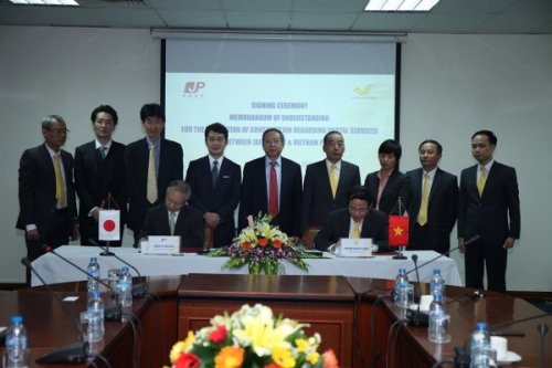 Tổng giám đốc Bưu điện Việt Nam Phạm Anh Tuấn và Phó Tổng giám đốc Bưu chính Nhật Bản Seiki Fukuda ký biên bản ghi nhớ hợp tác giữa bưu chính hai nước.