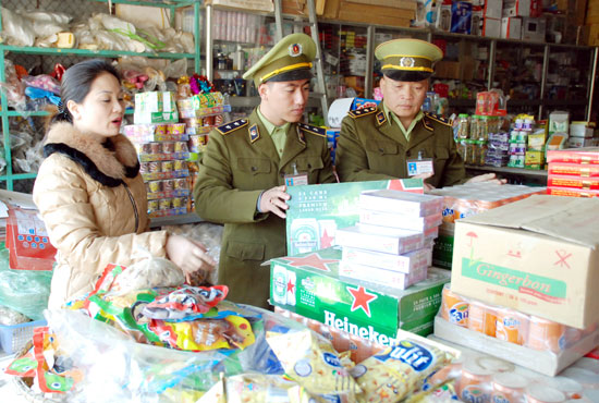 Cán bộ Đội QLTT số 9 kiểm tra hàng hóa của hộ kinh doanh khu vực thị trấn huyện Tủa Chùa.