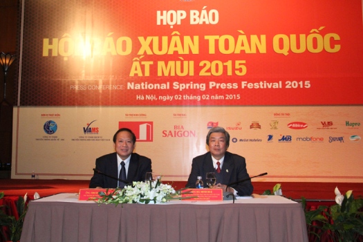 Thứ trưởng Trương Minh Tuấn và Phó Chủ tịch thường trực Hội Nhà báo Việt Nam Hà Minh Huệ tại buổi họp báo