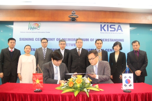 Thứ trưởng Lê Nam Thắng chứng kiến lễ ký kết hợp tác giữa VNNIC và KISA