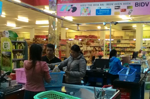 Mua hàng trong các siêu thị được nhiều người dân lựa chọn  để hạn chế mua phải hàng kém chất lượng (ảnh: Kiều Trang).