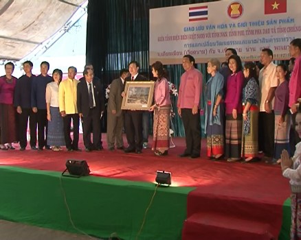 Tỉnh Điện Biên và 4 tỉnh phía Bắc Thái Lan đã tổ chức giao lưu văn hóa và giới thiệu sản phẩm tại Quảng trường 7/5.