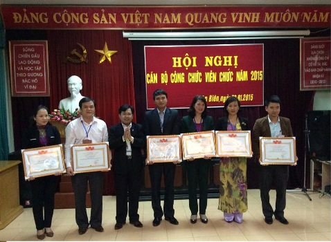 Đ/c Nguyễn Hùng Cường - Phó Giám đốc Sở trao tặng giấy khen cho CBCC, VC  đạt danh hiệu Chiến sỹ thi đua cấp cơ sở năm 2014 (Ảnh: Kiều Trang)