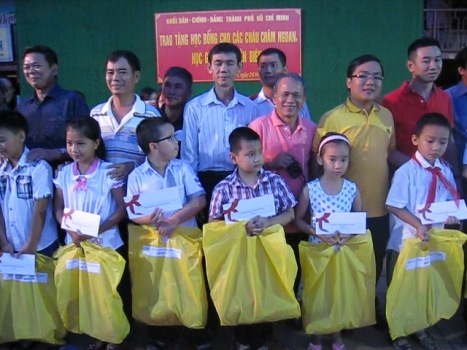 Khối Dân-Chính-Đảng TP.Hồ Chí Minh trao tặng học bổng  cho các cháu học sinh có hoàn cảnh khó khăn tỉnh Điện Biên  (ảnh: Kiều Trang)