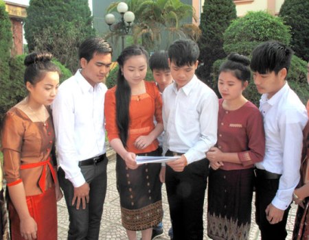 Lưu học sinh Lào đang học tập nghiên cứu tại Trung tâm GDTX tỉnh sau giờ lên lớp.