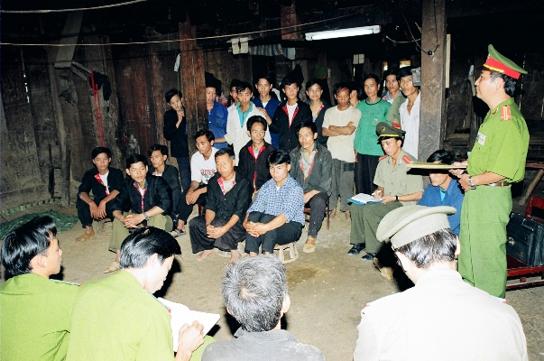 Công an tỉnh Điện Biên tuyên truyền pháp luật cho người dân tại cơ sở (Ảnh: CAT).