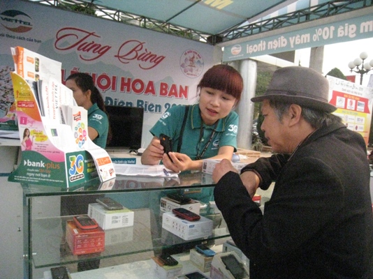 Nhân viên Viễn thông Viettel chi nhánh tỉnh Điện Biên tư vấn cho khách hàng sử dụng các dịch vụ trên điện thoại di động (ảnh: Kiều Trang).