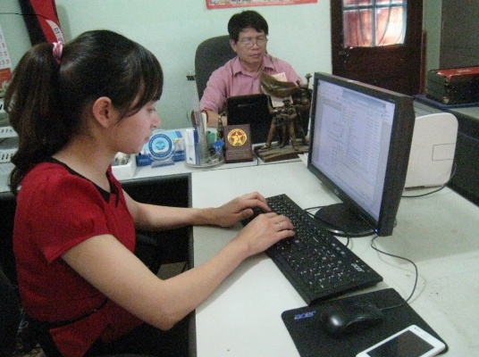Cán bộ Thanh tra Sở TT&TT nghiên cứu triển khai văn bản QPPL thuộc lĩnh vực ngành (ảnh: Kiều Trang).
