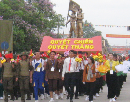 Nhân dân các dân tộc tỉnh Điện Biên Kỷ niệm 60 năm chiến thắng Điện Biên Phủ (7/5/1954-7/5/2014) (ảnh: Kim Thu).