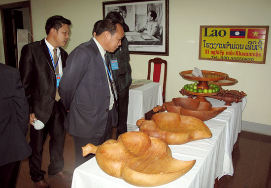 Nhiều mặt hàng của doanh nghiệp Lào được trưng bày, giới thiệu tại thị trường Điện Biên.