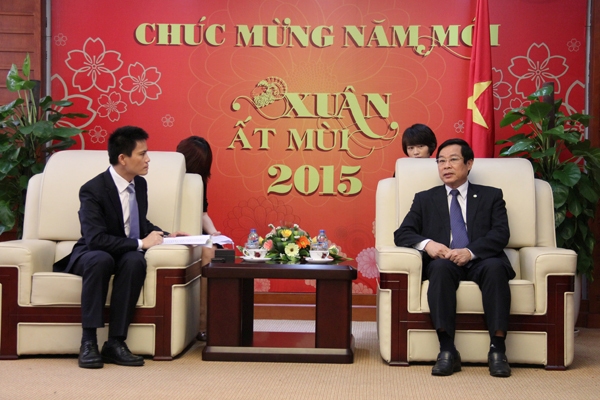 Bộ trưởng Nguyễn Bắc Son (ngồi bên phải) và ông Zhou Zhen, Tổng Giám đốc Công ty Công nghệ Huawei Việt Nam tại buổi tiếp.