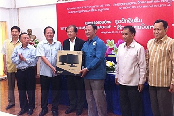 Thay mặt Bộ Thông tin và Truyền thông Việt Nam, Thứ trưởng Trương Minh Tuấn đã trao tặng cho Bộ Thông tin Văn hóa và Du lịch Lào, Thông tấn xã Lào, Báo Nhân dân Lào 40 bộ máy tính để phục vụ công việc chuyên môn.