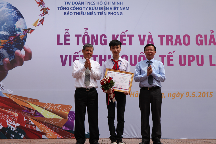 Thứ trưởng Nguyễn Thành Hưng và Bí thư Đoàn Thanh niên cộng sản HCM Đặng Quốc Toàn trao giải nhất cho em Trương Hải Nam.