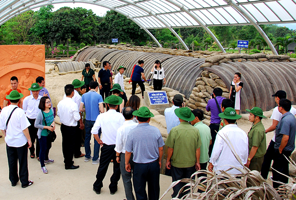 Khách du lịch tham quan hầm Đờ cát, điểm di tích nằm trong quần thể di tích chiến trường Điện Biên Phủ đã được xếp hạng quốc gia.