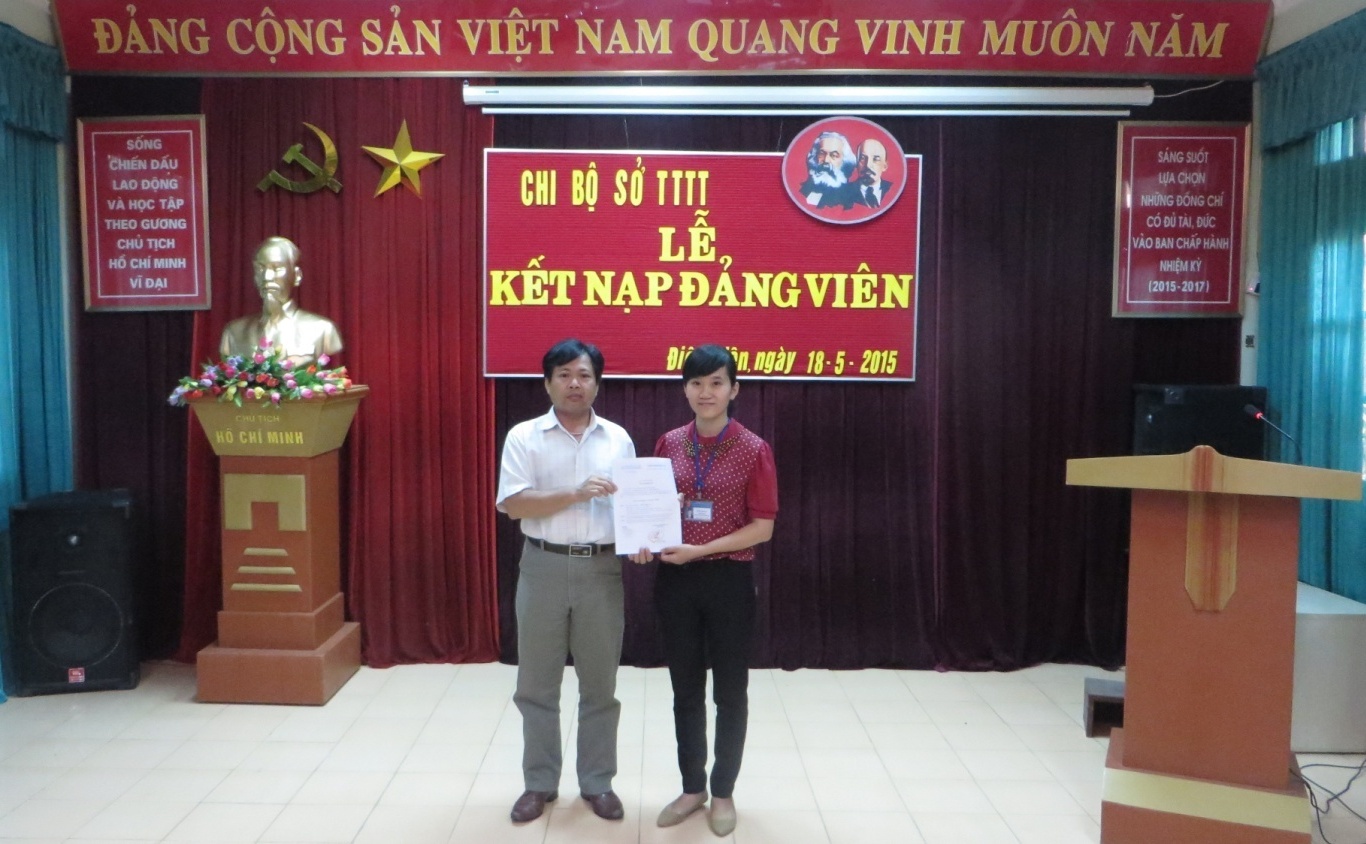 Đ/c Nguyễn Hùng Cường-Bí thư Chi bộ trao Quyết định kết nạp Đảng cho đ/c Trần Thị Nga.