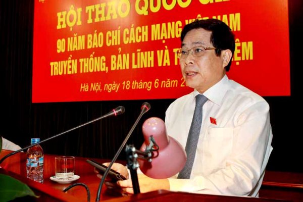 Bộ trưởng Bộ Thông tin và Truyền thông  Nguyễn Bắc Son phát biểu tham luận tại Hội thảo.