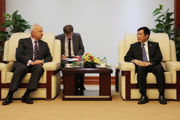 Bộ trưởng Bộ TT&TT Nguyễn Bắc Son tiếp ông Konstantin Vnukov, Đại sứ đặc mệnh toàn quyền Liên bang Nga tại Việt Nam.
