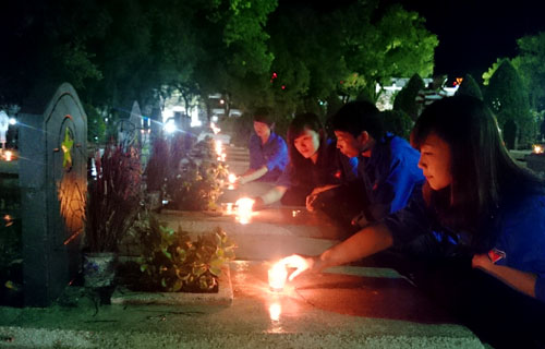 Đoàn viên thanh niên thành phố Điện Biên Phủ thắp nến tri ân tại Nghĩa trang liệt sỹ A1.