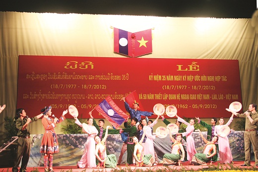 Đoàn Nghệ thuật tỉnh Điện Biên biểu diễn văn nghệ chào mừng Lễ kỷ niệm 35 năm  Ngày ký Hiệp ước hữu nghị hợp tác Việt Nam - Lào (Ảnh: Thu Thủy)