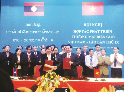 Hội nghị hợp tác phát triển thương mại biên giới Việt Nam - Lào được tổ chức tại TP. Điện Biên Phủ thúc đẩy  mối quan hệ hợp tác thương mại Điện Biên với các tỉnh Bắc Lào (Ảnh: Minh Thùy).