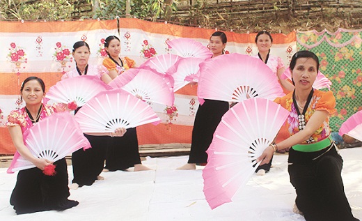 Người Thái trắng huyện Tủa Chùa múa quạt vui lễ hội Kin - pang.