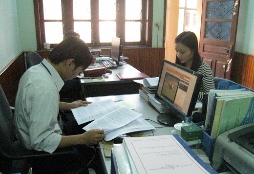 Cán bộ phòng BCXB hướng dẫn quy trình cấp giấy phép thiết lập trang thông tin điện tử cho Phòng VH-TT Thành phố Điện Biên Phủ.