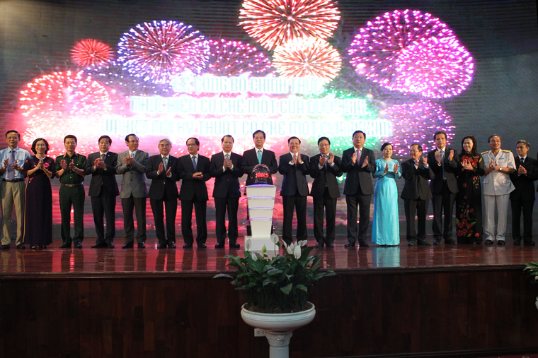 Thủ tướng Nguyễn Tấn Dũng; các Phó Thủ tướng Vũ Văn Ninh, Phạm Bình Minh và lãnh đạo các bộ tham dự Lễ công bố chính thức thực hiện Cơ chế một cửa quốc gia và kết nối kỹ thuật Cơ chế một cửa ASEAN.