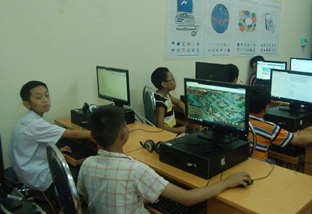 Học sinh đến các điểm truy cập intenet công cộng để chơi game.