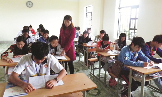 Tiết học tiếng Việt của lưu học sinh Lào tại  Trung tâm GDTX tỉnh.