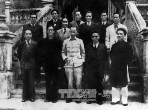 Chính phủ lâm thời Việt Nam Dân chủ Cộng hoà ra mắt tháng 8/1945. Ảnh: TTXVN