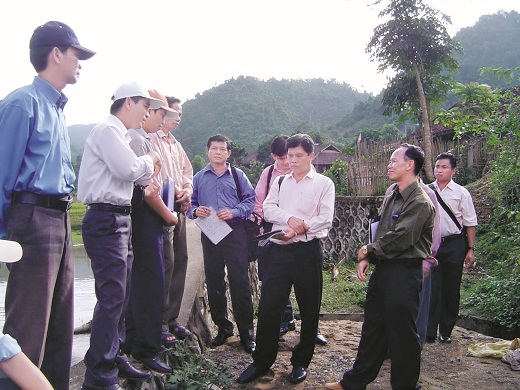 Đoàn cán bộ Sở Nông  - Lâm nghiệp tỉnh Phoong Sa Ly trao đổi kinh nghiệm nuôi thủy sản tại Trung tâm Thủy sản  tỉnh Điện Biên.